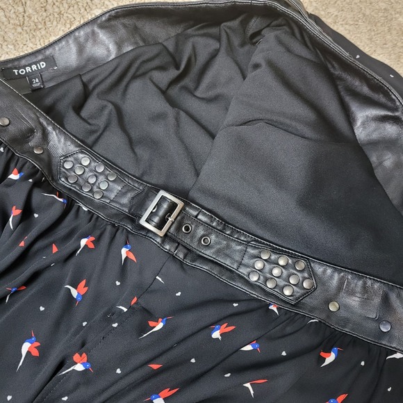 Torrid Knee Length Flare Skirt Plus Skater Black  Studded Novelty Print Birds - Picture 7 of 16